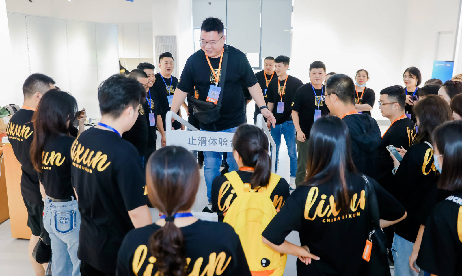 百宝止滑鞋以科技之名守护每一步安全之旅qy球友会体育止滑黑科技新秀震撼登场：(图3)