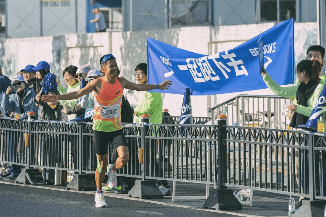 布鲁克斯以龙卷风之势搅动风云球友会体育网站Brooks(图2)