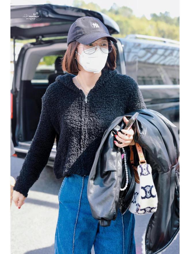 新穿法：大衣+连帽皮衣时髦显瘦又洋气千亿国际平台秦岚换了发型带火了一种(图2)
